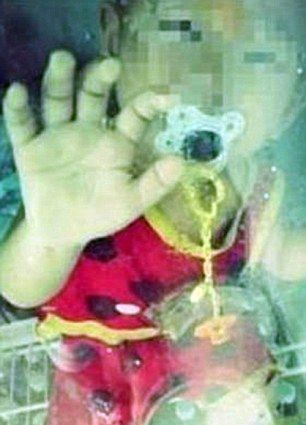 Poza care a şocat internetul. Şi-a închis copilul într-un frigider. Explicaţia tatălui e halucinantă