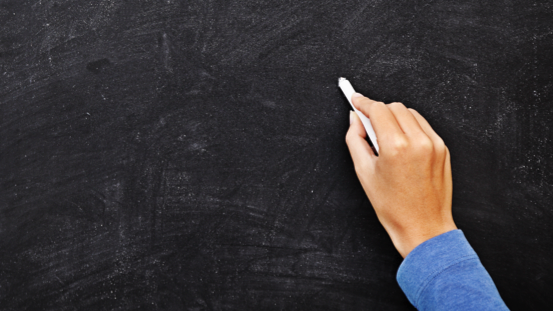 Profesorul a luat creta şi a început să deseneze pe tablă. Elevii au amuţit când au văzut ce face!