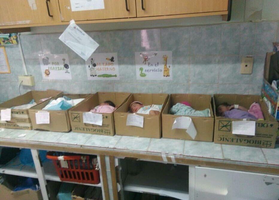 Imagini dramatice din Venezuela aproape de colaps. Copii în cutii de carton la maternitate