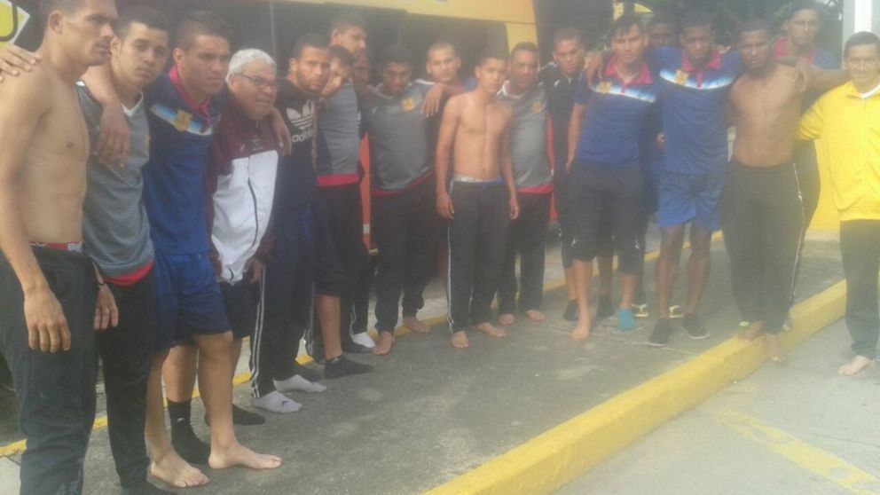 "Ne-au luat tot, și hainele de pe noi". O echipă de fotbal a fost sechestrată de 6 bărbați înarmați