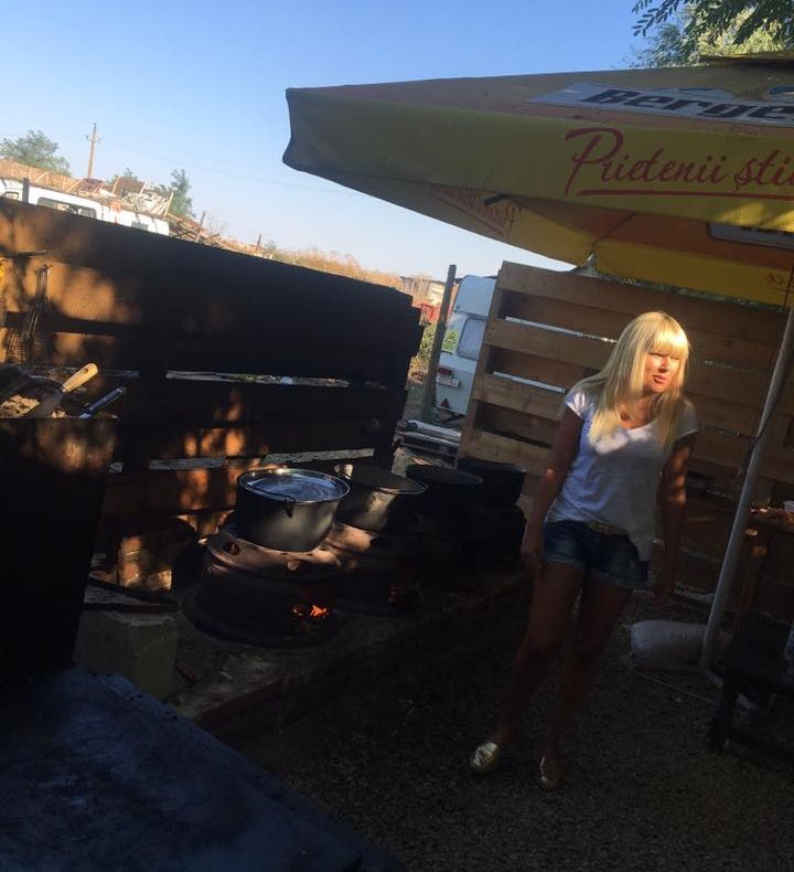 FOTO. Elena Udrea face omletă pe plaja de la Corbu. Ce le cere în schimb turiştilor 