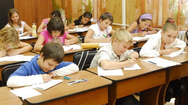 Masă caldă pentru elevi. Şcolile s-au trezit incluse în proiect fără să ştie: "Nu avem săli de mese"