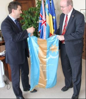 Și ambasadorul Marii Britanii s-a pozat cu steagul secuiesc. Gestul a trecut neobservat