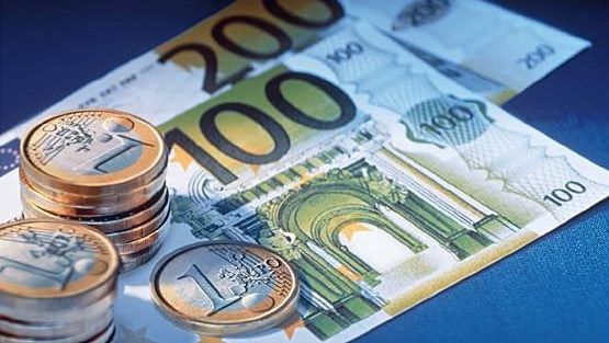 Toţi copiii din România născuţi în ultimii 5 ani trebuie să primească de la stat 500 de euro