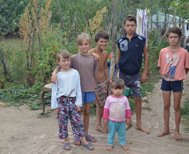 NOUL AN ŞCOLAR. Povestea familiei care s-a împrumutat la bancă pentru a-şi trimite copiii la şcoală