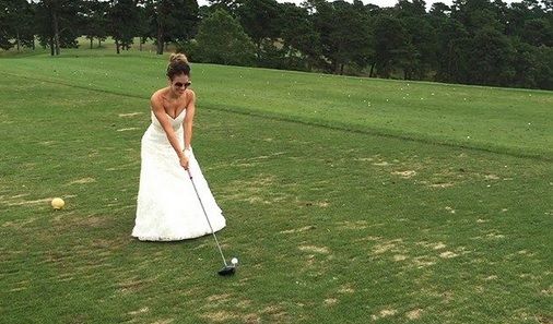 Această femeie îmbracă rochia de mireasă în fiecare an. Motivul?