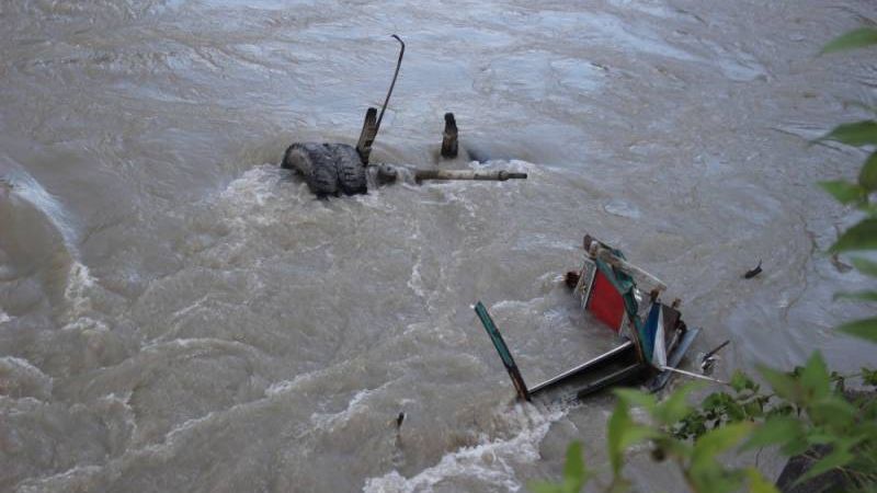 Tragedie: un autobuz plin cu călători s-a prăbuşit în râu - 24 de persoane au murit