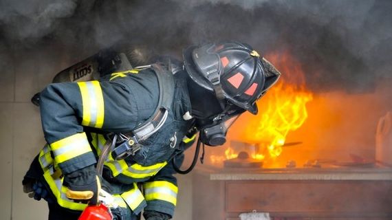 TRAGIC! O ambulanţă a luat foc în faţa spitalului. Pacientul care se afla în ea a murit