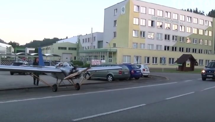 Gestul uriaş al unui bărbat: ca să nu mai întârzie la serviciu, şi-a făcut un avion. Unde parchează