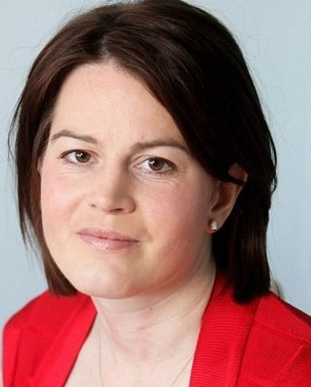 Şi-a pus gene false în ziua nunţii, dar regretă toată viaţa gestul făcut 