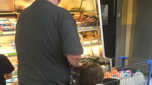 Atenţie, imagini şocante! Un bărbat îşi plimbă fetiţa cu părul prins în cărucior 