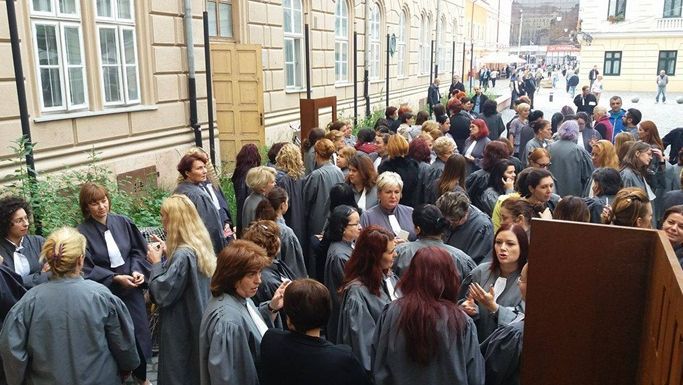 Procese suspendate la instanţele din Timiş după ce grefierii au ieşit în stradă să protesteze 