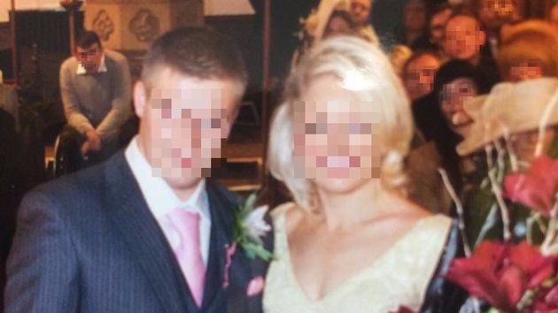 Au găsit la gunoi un album cu fotografii de la nuntă. Poliţiştii, şocaţi când au aflat al cui este