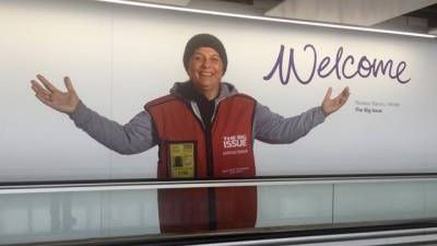 O româncă vânzătoare de ziare, imaginea Aeroportului londonez Heathrow