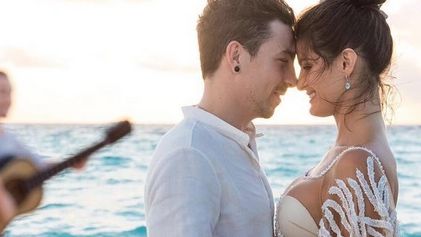 Cum arată mai îndrăzneaţă rochie de mireasă: se vede tot prin ea! Cine a purtat-o