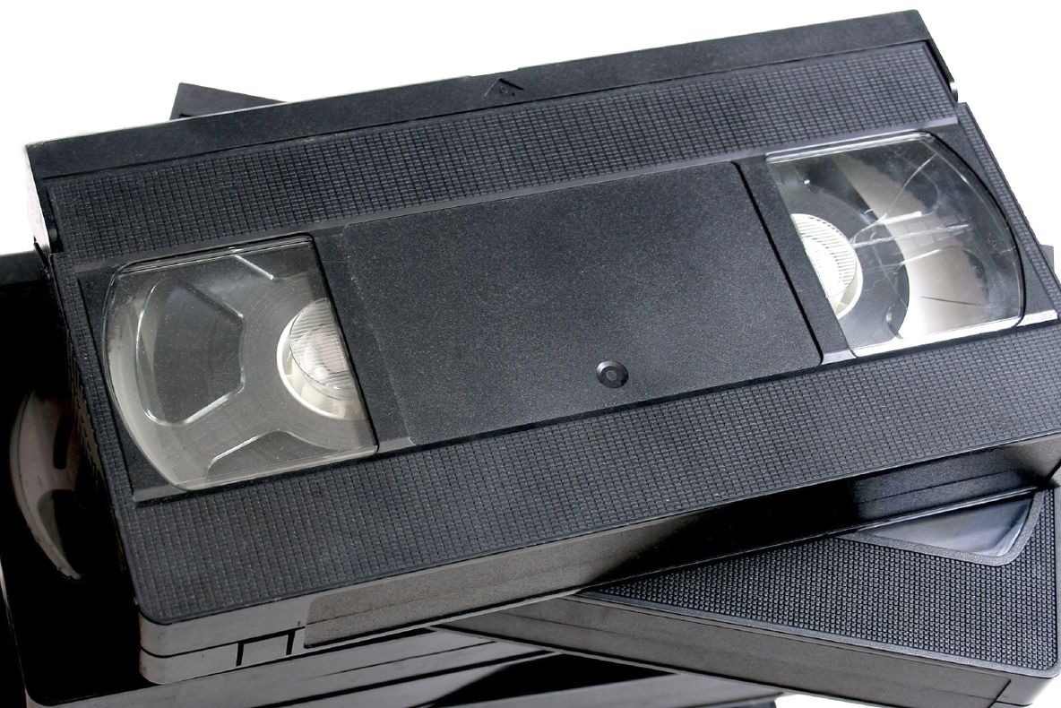 Ai prin casă acest film pe VHS? Valorează astăzi o avere: 12.000 de dolari!
