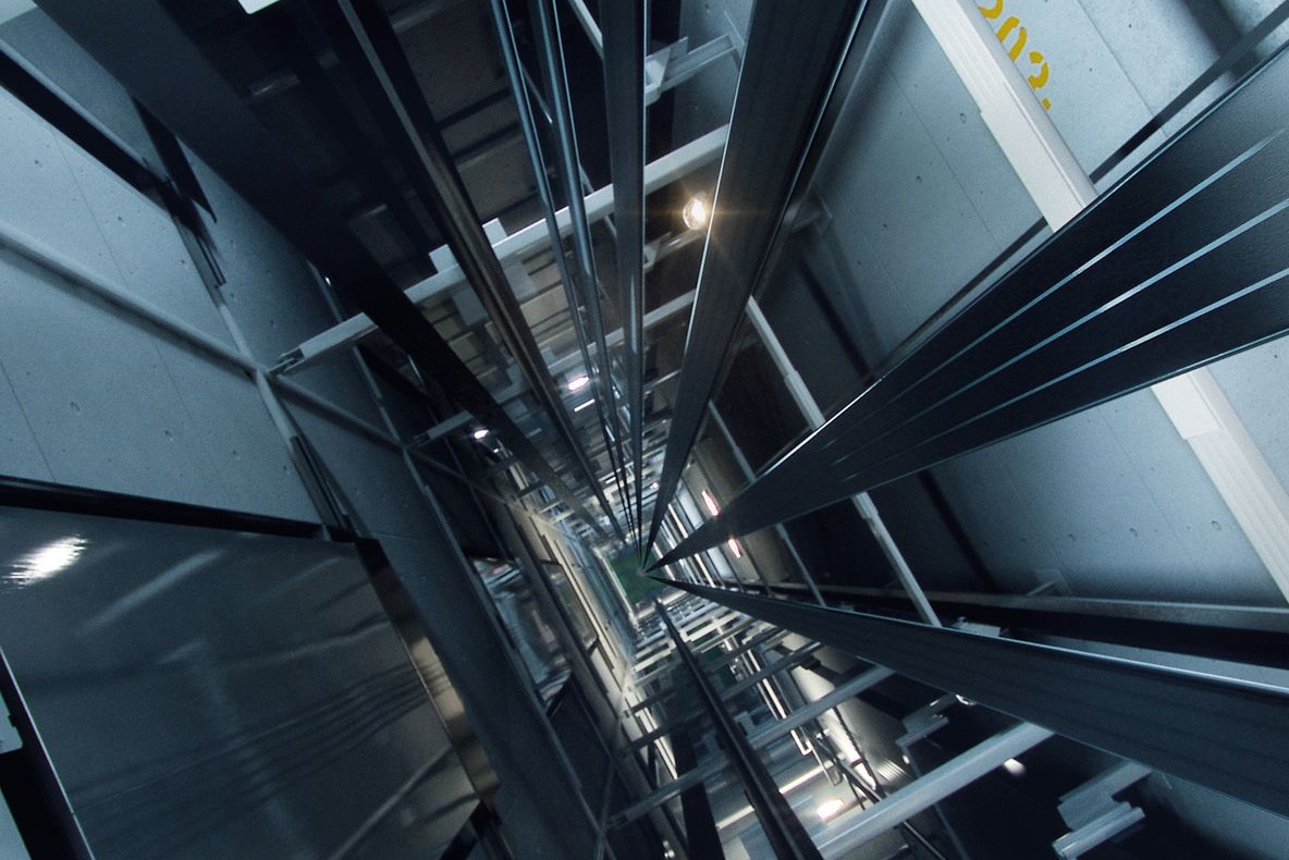  O vedetă a rămas blocată în lift și a cerut ajutor pe Twitter. Ce răspuns a primit? Incredibil