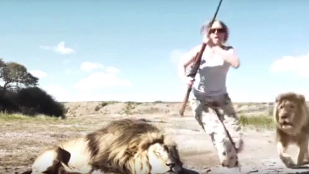 A împușcat un leu uriaș și a vrut să se pozeze cu el. Apoi ceva incredibil s-a întâmplat