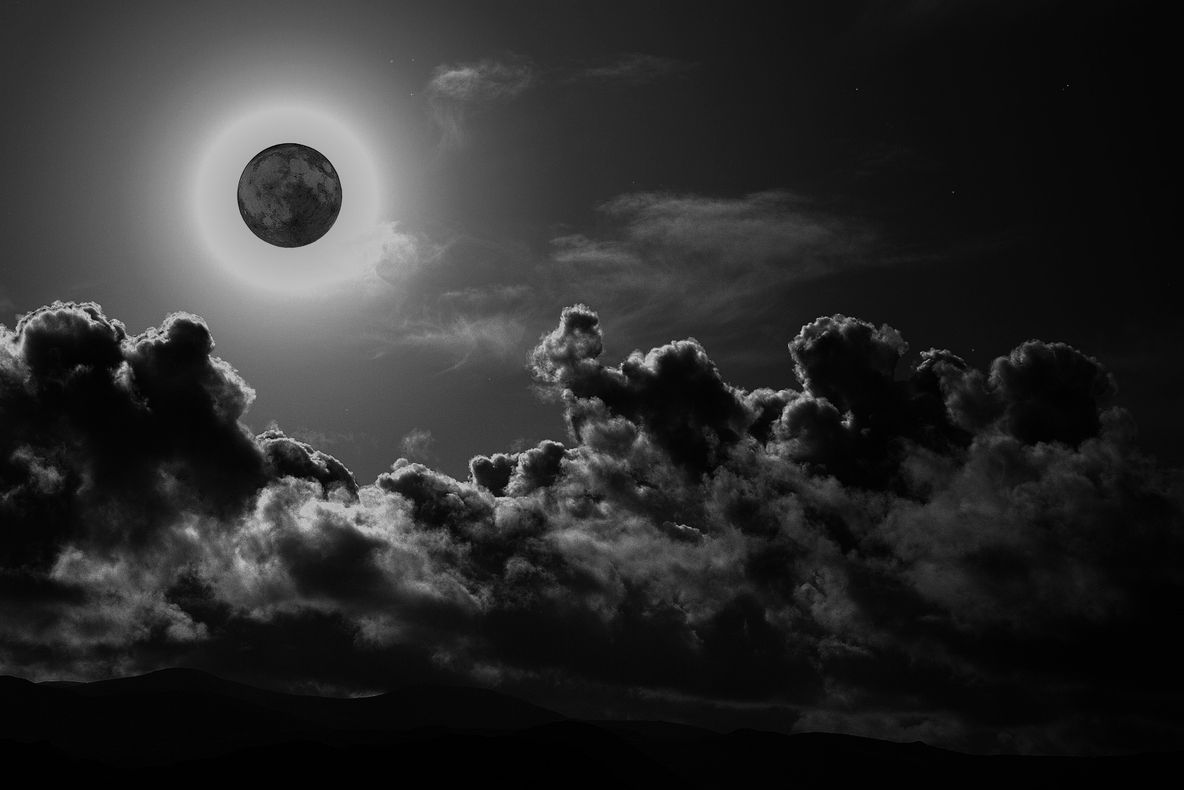 Vineri noapte este LUNĂ NEAGRĂ. Fenomenul este meţionat în Biblie. Ce semnificaţie are?