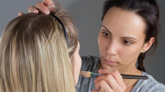 S-a dus la salon să se machieze pentru nuntă. La final a avut un ŞOC: "Arătam ca un clovn!"