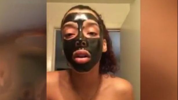 A aplicat o mască de față 100% naturală. Când a vrut s-o dea jos, surpriză. ”Credeam că mor”