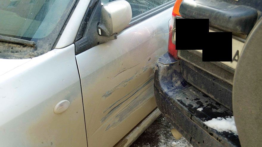 Ce a făcut un rus după ce maşina i-a fost lovită. Acum face senzaţie în trafic!