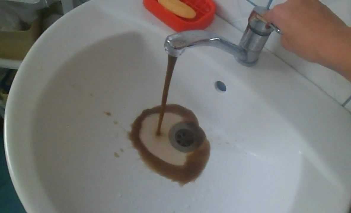 Situaţie incredibilă! Locatarii din Crângaşi primesc la robinete apă neagră şi urât mirositoare