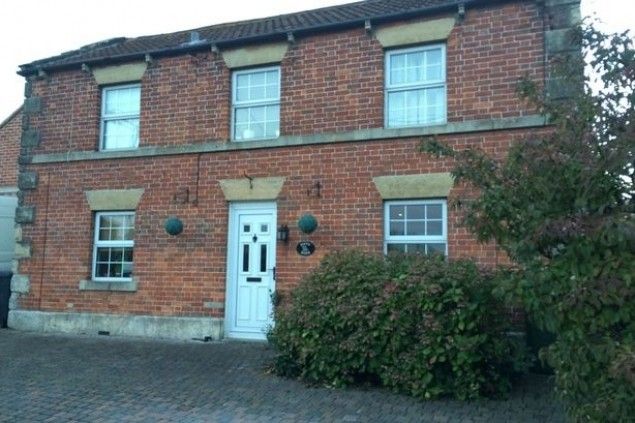 A văzut un bărbat care o privea de la fereastră, dar când s-a apropiat, a îngheţat 