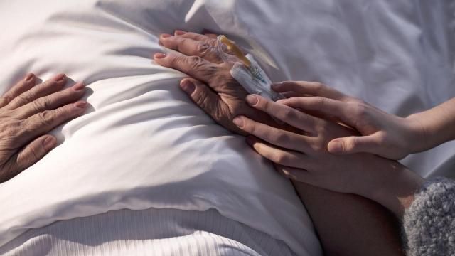 5 simptome care îți prevestesc moartea. Ce avertizează medicii