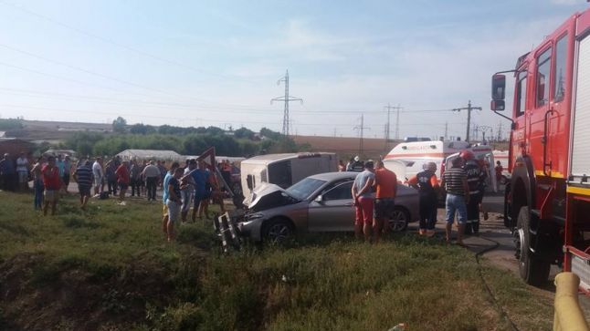 Accident grav de microbuz în Galaţi. 18 persoane implicate, 8 răniţi. A fost activat planul roşu