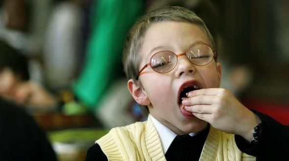 CNA a votat! Minorii nu vor mai putea apărea în reclamele pentru produse alimentare