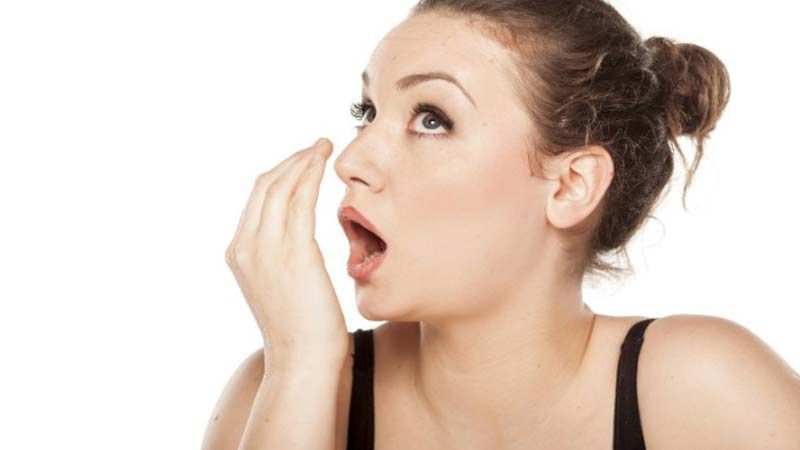 Acum s-a descoperit. Trucul prin care scapi rapid de respiraţia neplăcută după ce ai mâncat usturoi