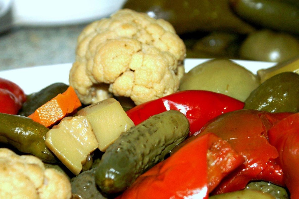 Secretul murăturilor fără sare sau conservanți, păstrat într-un sat din România