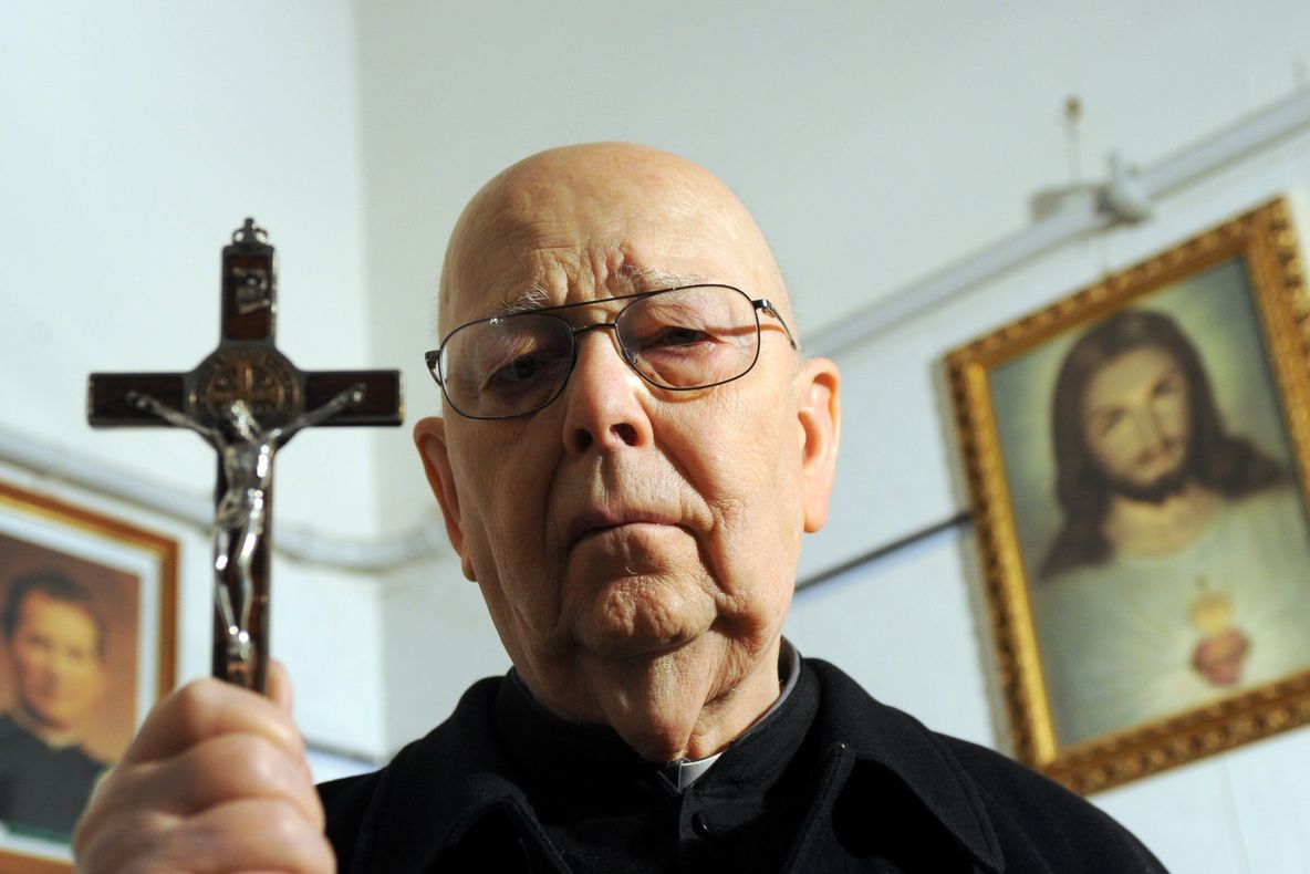 A murit unul dintre cei mai cunoscuţi exorciști din lume 