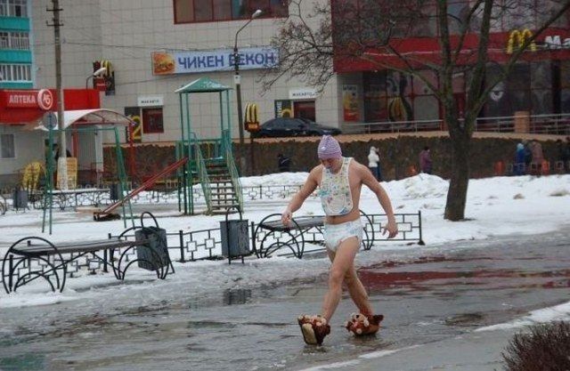 Au băut toată noaptea şi cel mai jenant a fost dimineaţa să se întoarcă acasă. Imagini amuzante