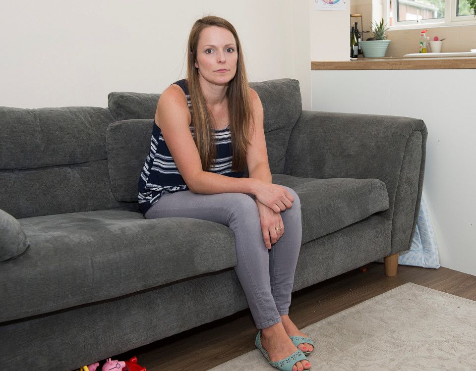 Stătea pe canapea la televizor. Ceva îngrozitor s-a întâmplat şi trăieşte şi acum cu spaimă