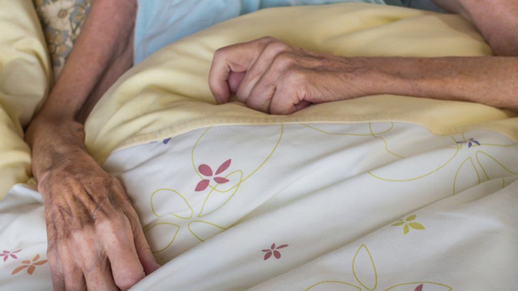 O bătrână a murit în azil. În camera ei, îngrijitoarele au descoperit ceva tulburător