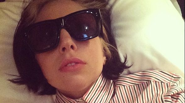 Poartă ochelari de soare acasă, înainte de culcare. Efectul te va surprinde