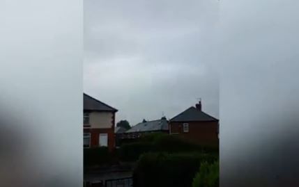 Un obiect misterios de mărimea unei mașini a apărut brusc pe cer. Oamenii l-au pozat, terifiați