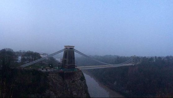 Obiect rotund neobișnuit care emana căldură, filmat și fotografiat de polițiști pe cer. Cum arată