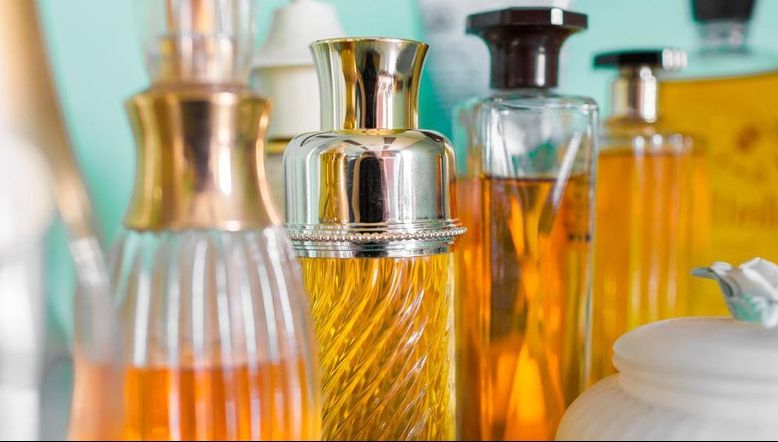 Cum deosebești un parfum original de unul contrafăcut. Cele 3 semne ascunse