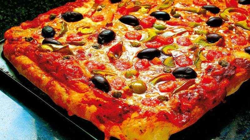 Aşa faci cea mai delicioasă pizza de casă. Secretul prin care poţi să faci blatul ca la restaurant 