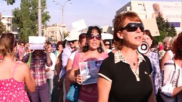 Peste 500 de iubitori de animale protestează în faţa Guvernului 