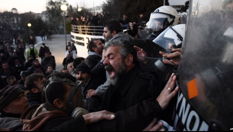 Proteste violente împotriva migranților în Grecia