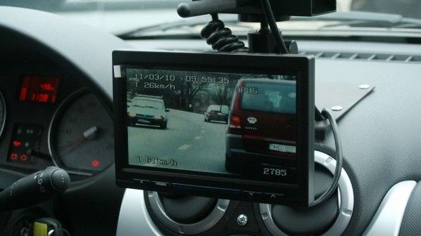 Un şofer vitezoman a intrat cu maşina în vehiculul cu radar al Poliţiei