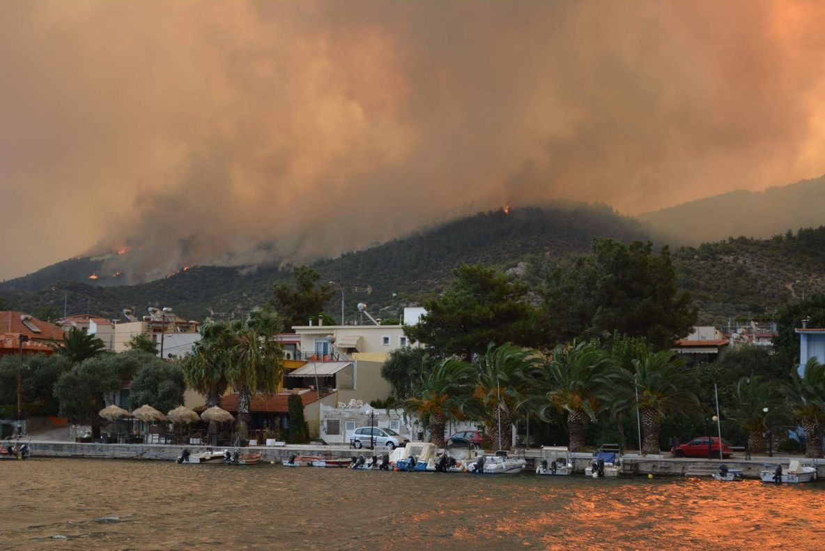 Incendii în insula Thassos. Imagini dramatice din paradisul grecesc