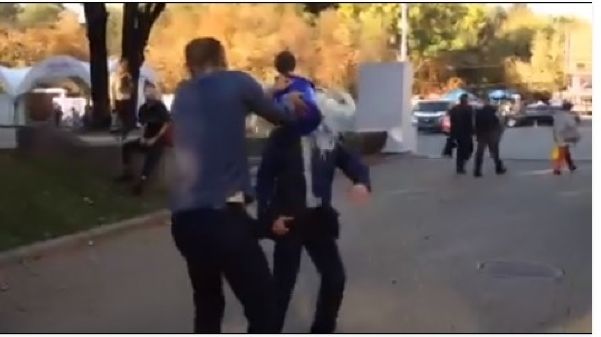 A turnat o găleată cu lapte în capul ministrului de Finanţe. Cum reacţionează demnitarul. VIDEO