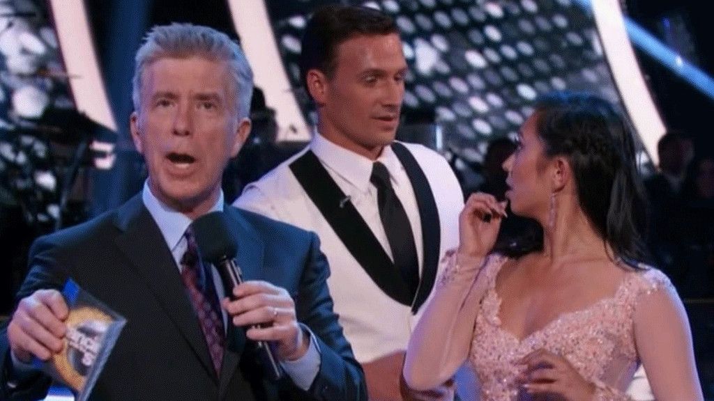 Gafă de zile mari, în direct la TV. Vedetă agresată în timpul "Dansez cu tine", varianta SUA