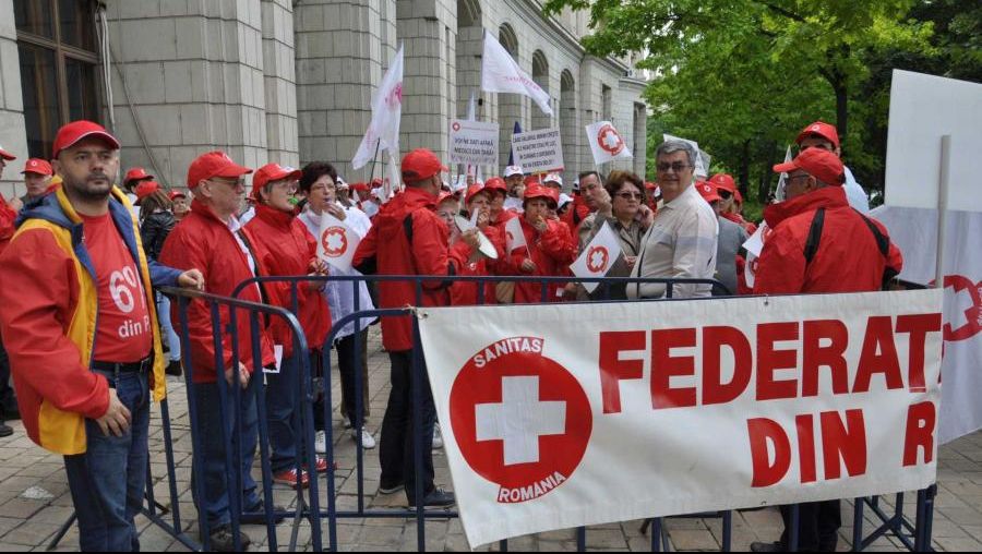 Medicii, din nou în stradă: Peste 100 de sindicalişti protestează în faţa Ministerului Muncii