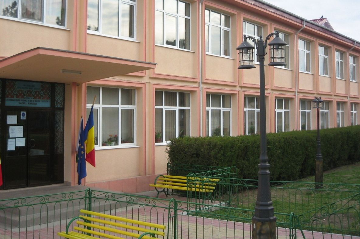 Cum îşi amintesc de prima zi de şcoală personalităţi importante ca Ion Caramitru sau Stela Popescu